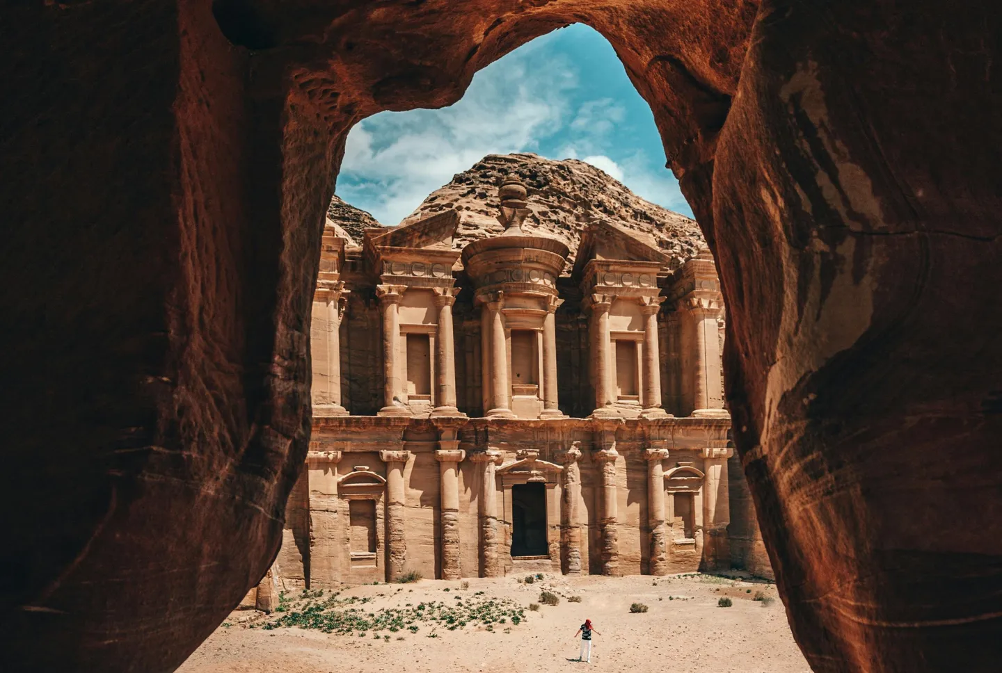 Pétra aperçue à travers l'ouverture d'une grotte naturelle