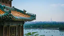 Toit traditionnel sculpté surplombant le lac Kunming et le pont aux dix-sept arches