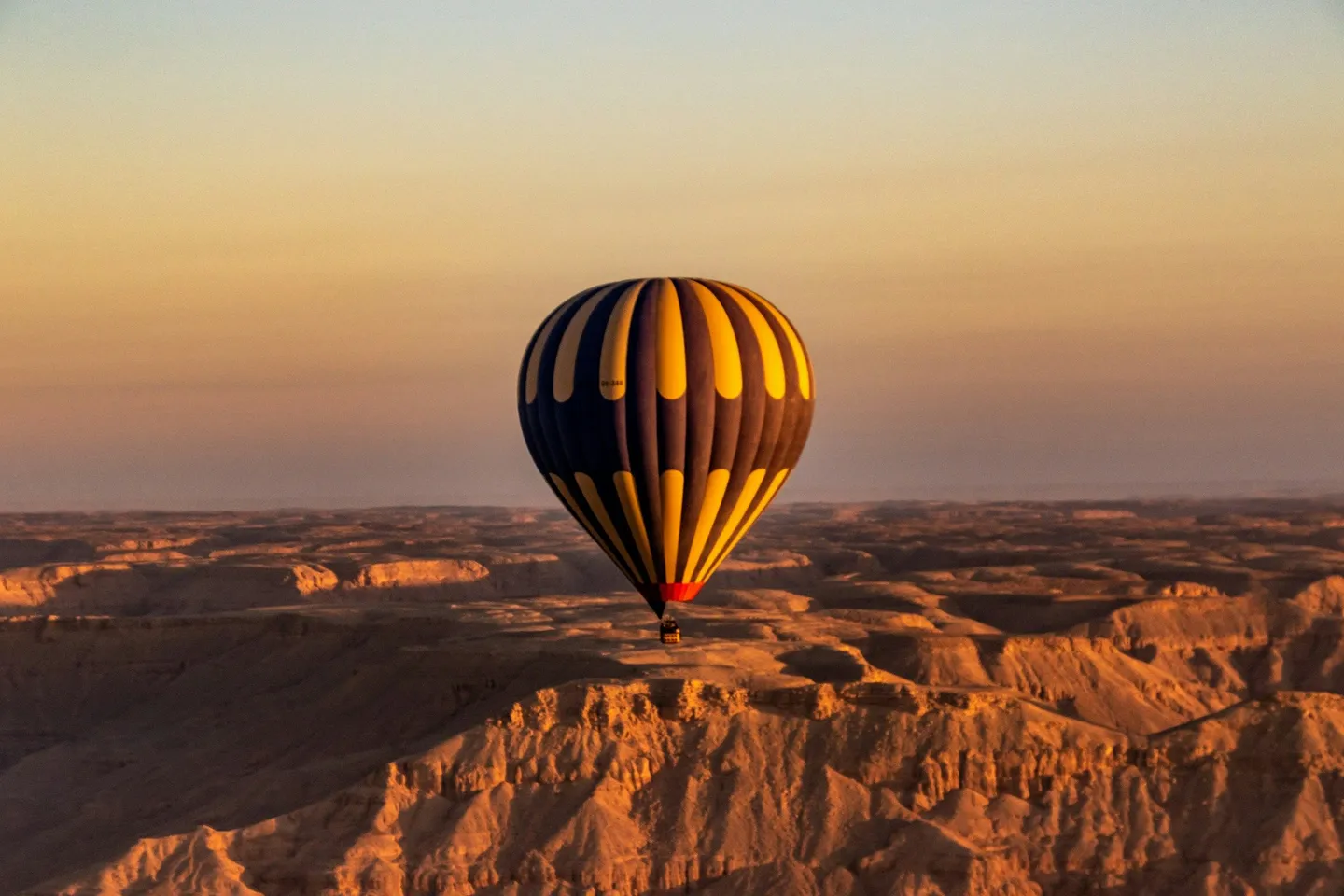 Voyage en Egypte - Montgolfière survolant les montagnes désertiques de Louxor au lever du soleil