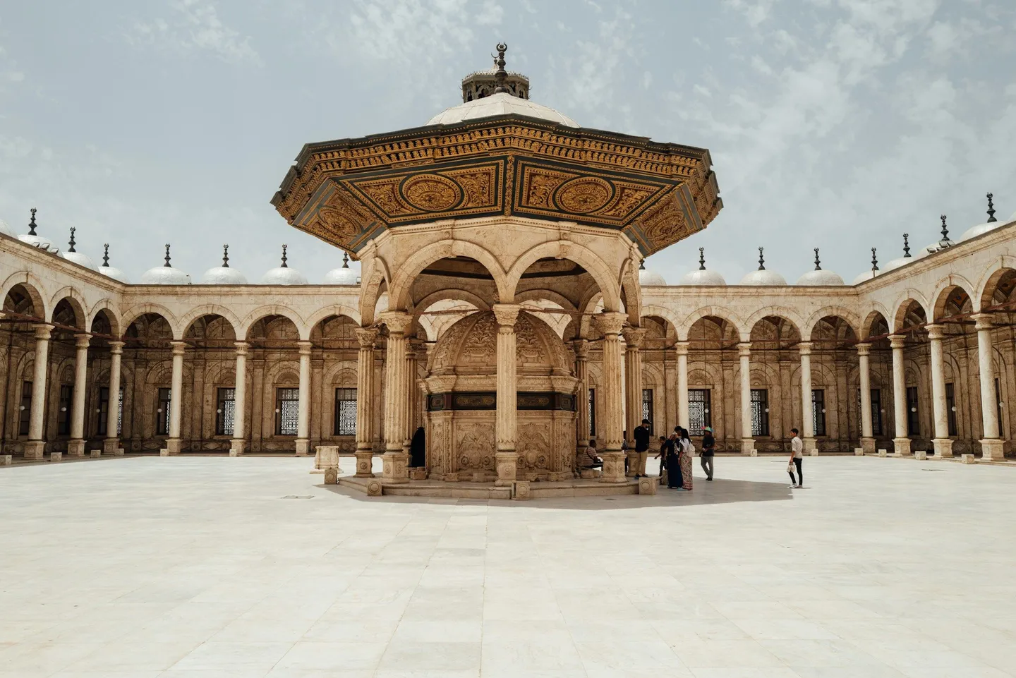 Voyage en Egypte - Fontaine d'ablutions sous un pavillon orné dans la cour d'une mosquée à colonnades