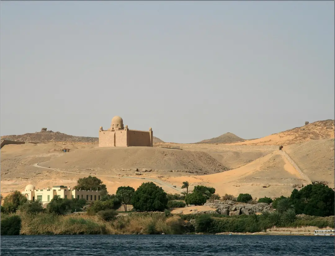Voyage en Egypte - Mausolée de l'Aga Khan sur une colline désertique surplombant le Nil à Assouan
