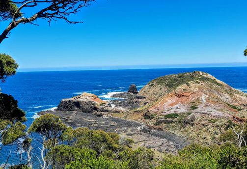 Sentier côtier serpentant sur les falaises de Cape Schanck, Australie