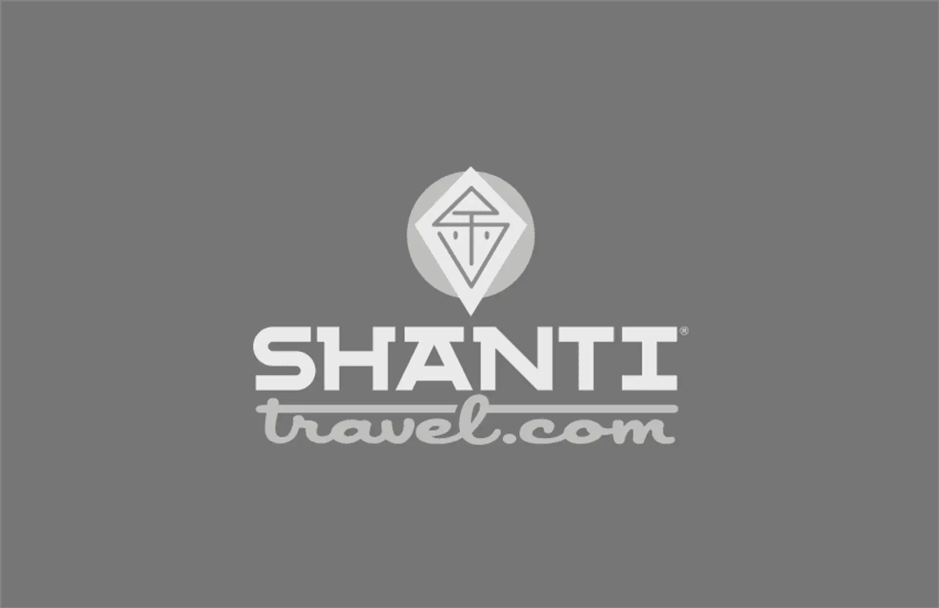 Voyage en famille à Java : logo Shanti Travel sur fond gris, illustration pour un itinéraire adapté aux enfants.