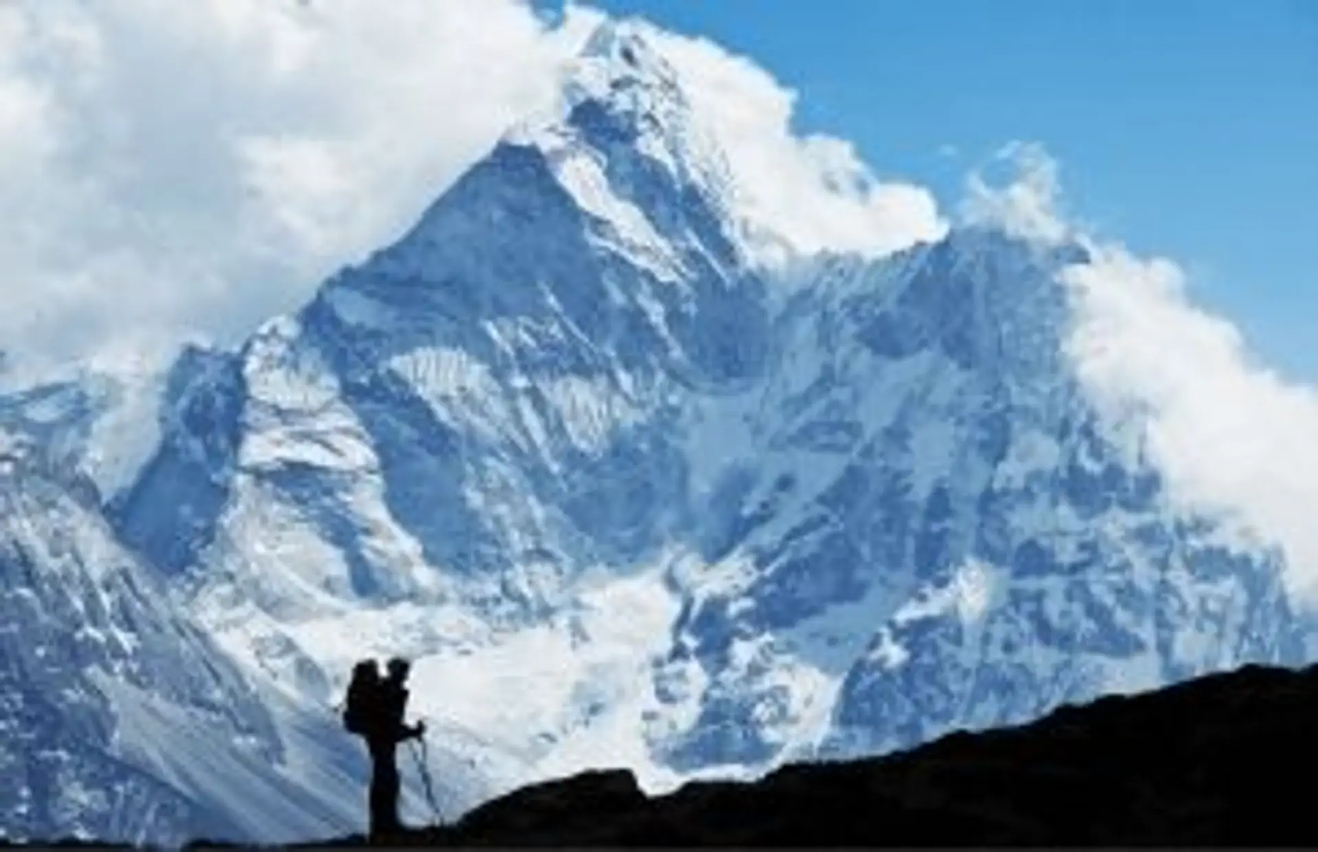 Silhouette d'un randonneur face aux sommets enneigés de l'Himalaya au Népal