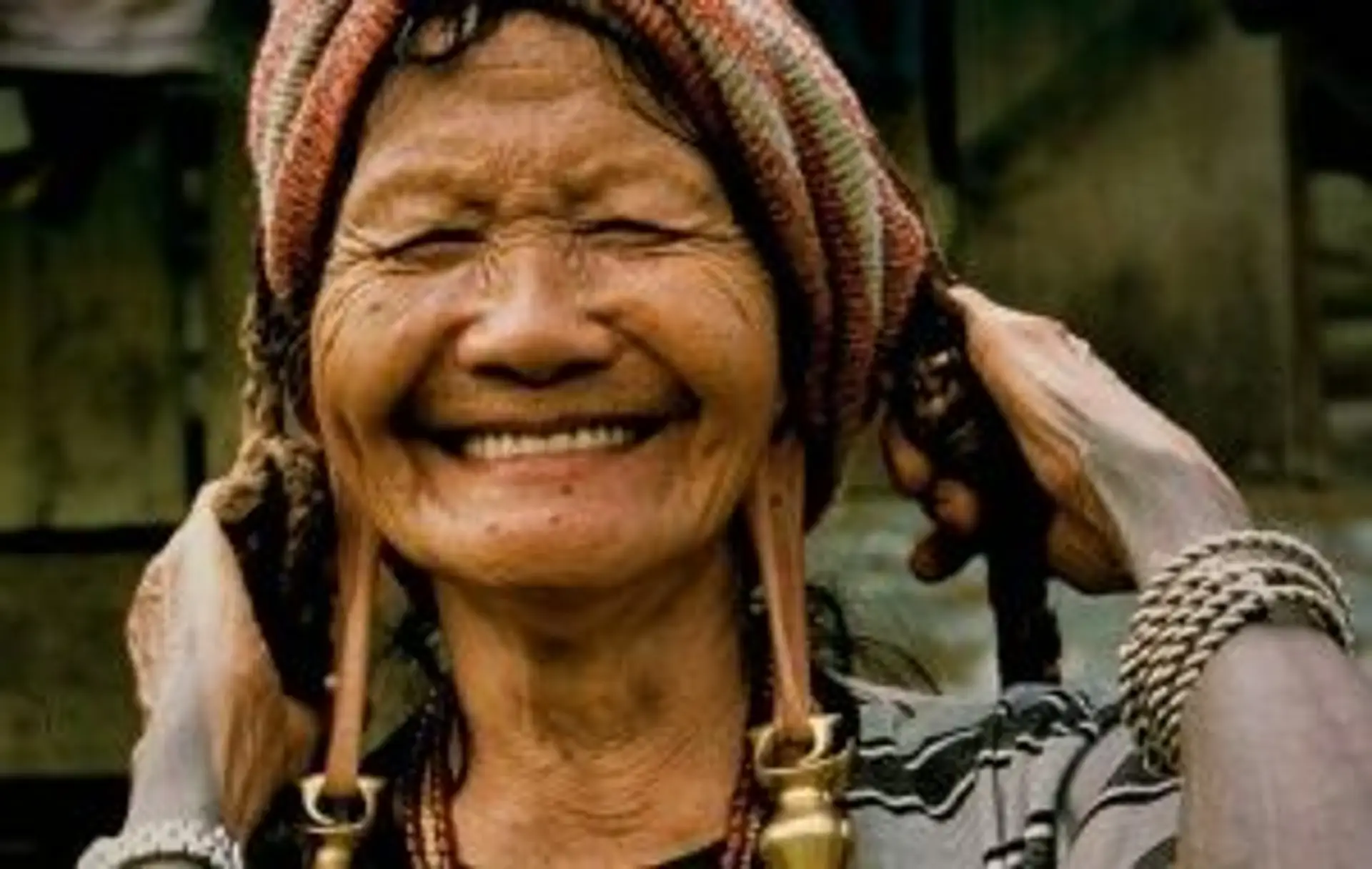 Portrait d'une femme d'une communauté locale souriante en habit traditionnel en Malaisie