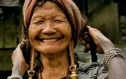 Portrait d'une femme d'une communauté locale souriante en habit traditionnel en Malaisie