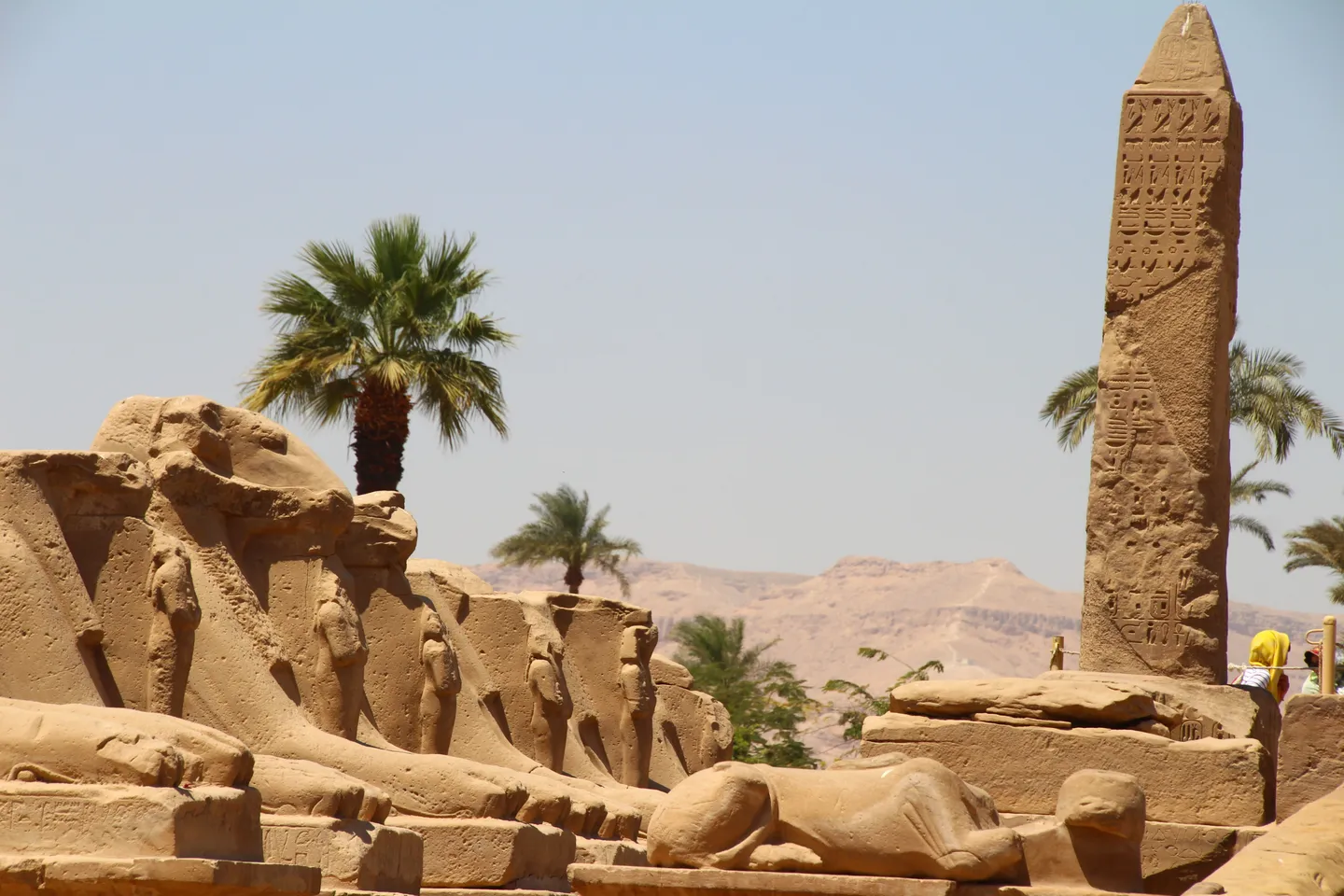 Voyage en Egypte - Obélisque et statues antiques du temple de Karnak