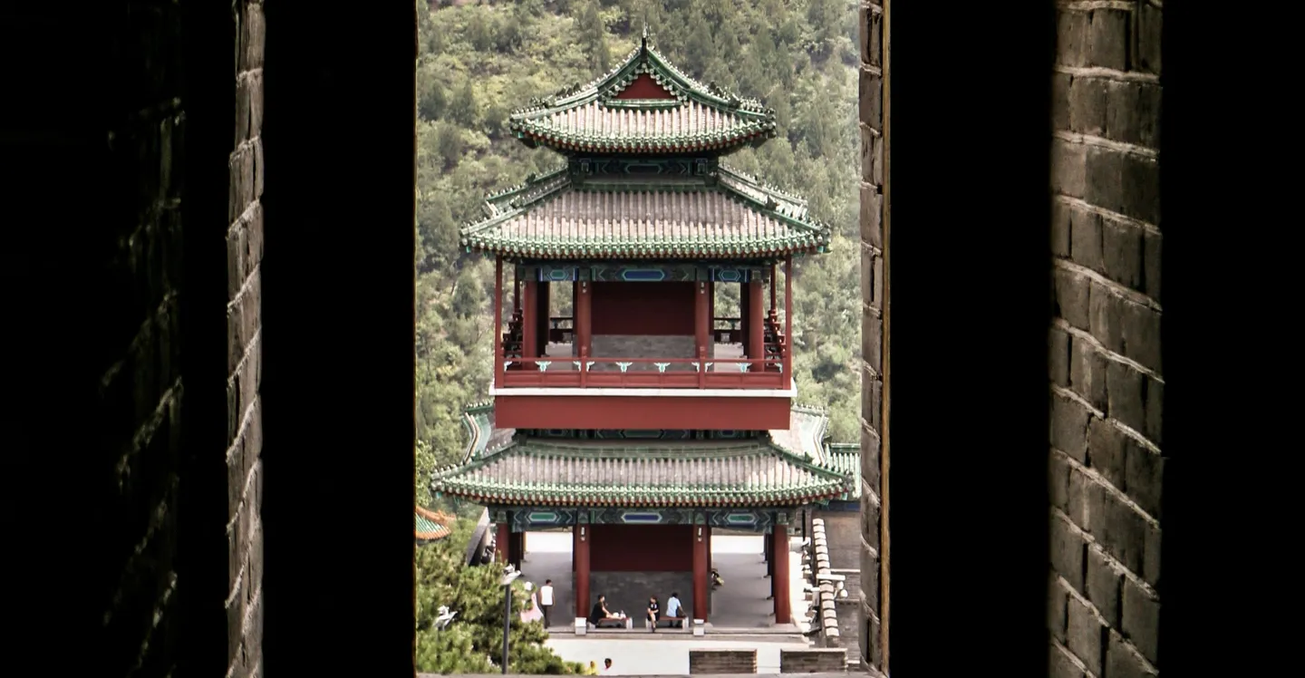 Pagode traditionnelle chinoise encadrée par une fenêtre de pierres