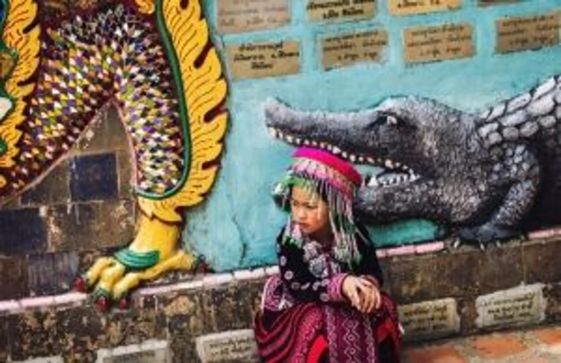 Célébration nocturne illuminée avec ombrelles traditionnelles devant un temple en Thaïlande