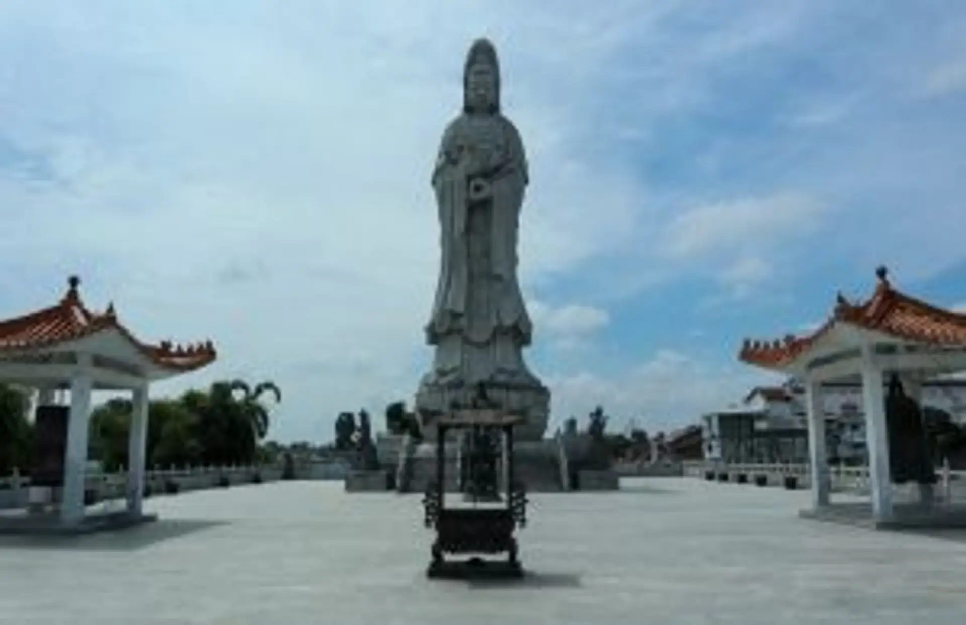 La statue monumentale de la déesse Guan Yin au temple Vihara Avalokitesvara à Sumatra en Indonésie