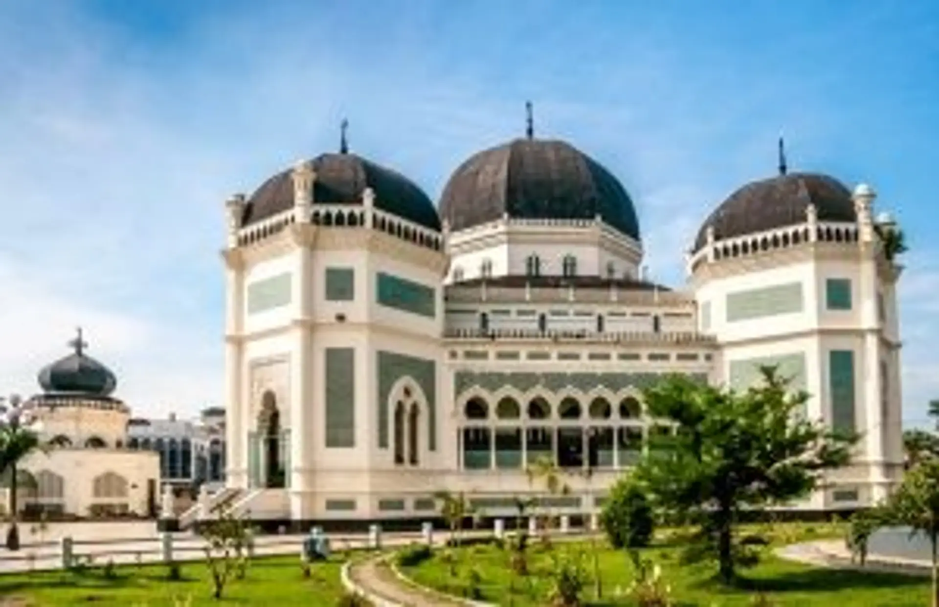 Grande Mosquée Baiturrahman de Banda Aceh sous un ciel bleu à Sumatra