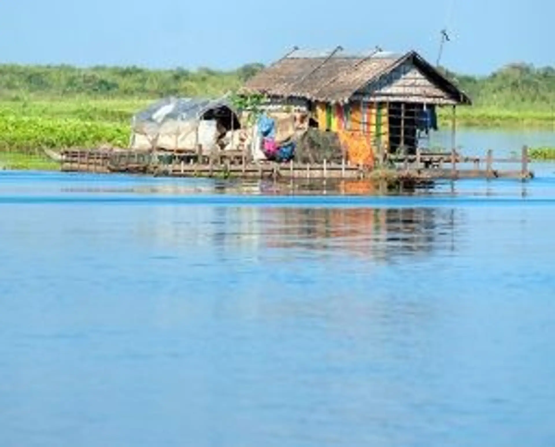Maison flottante traditionnelle sur les eaux calmes du lac Tonlé Sap au Cambodge