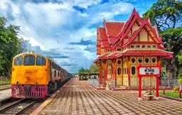 Architecture traditionnelle de la gare de Hua Hin avec train à quai en Thaïlande