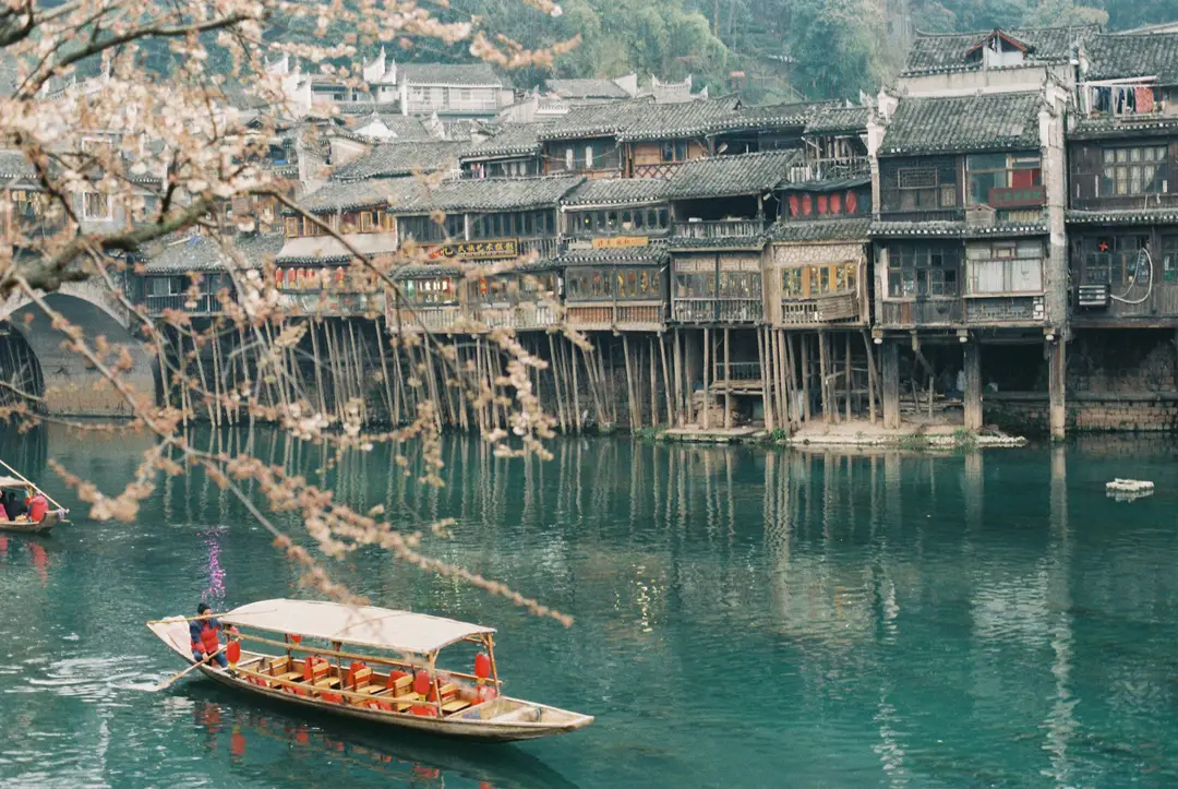 Barque naviguant le long de maisons Diaojiaolou
