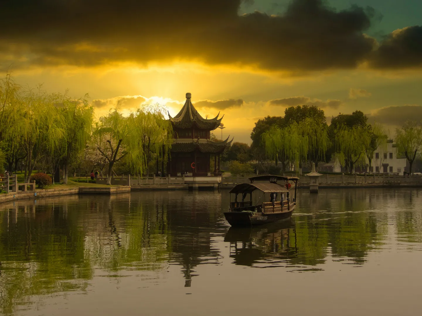 Coucher de soleil sur un pavillon de jardin