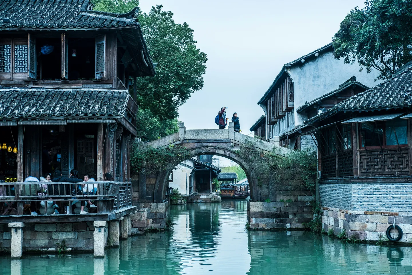 Paysage d'une ville d'eau : pont et bâtiments traditionnels