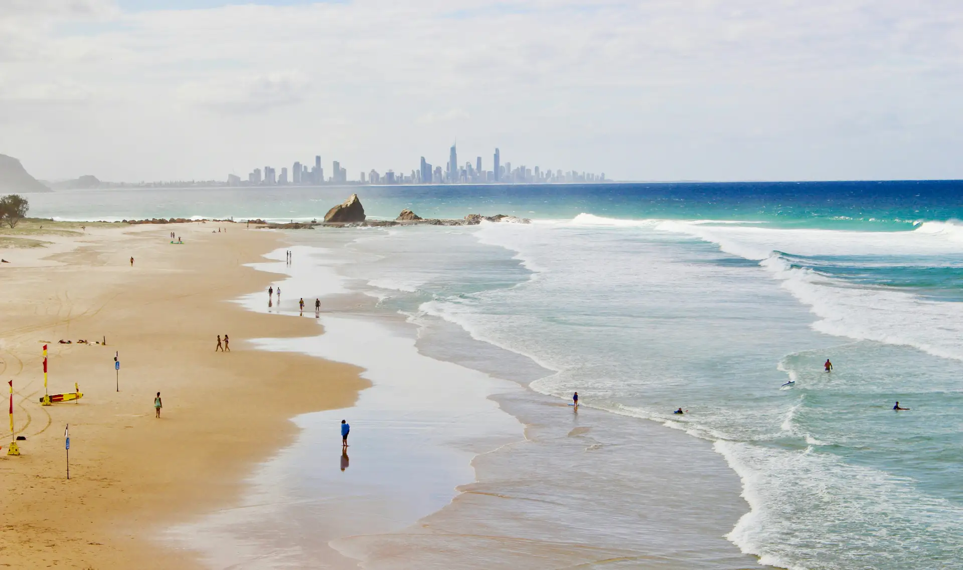 Voyage en Australie - Longue plage de sable blanc bordée par l'océan turquoise sur la Gold Coast