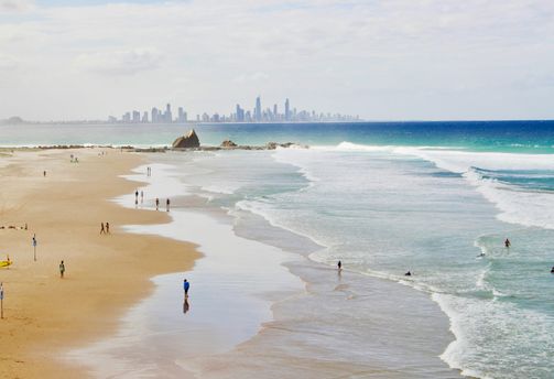 Voyage en Australie - Longue plage de sable blanc bordée par l'océan turquoise sur la Gold Coast