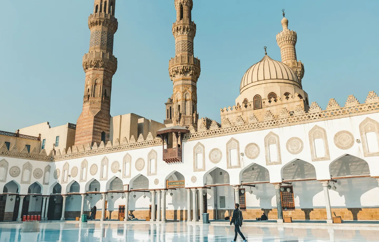 Voyage en Égypte – homme marchant dans la cour en marbre de la mosquée Al-Azhar au Caire
