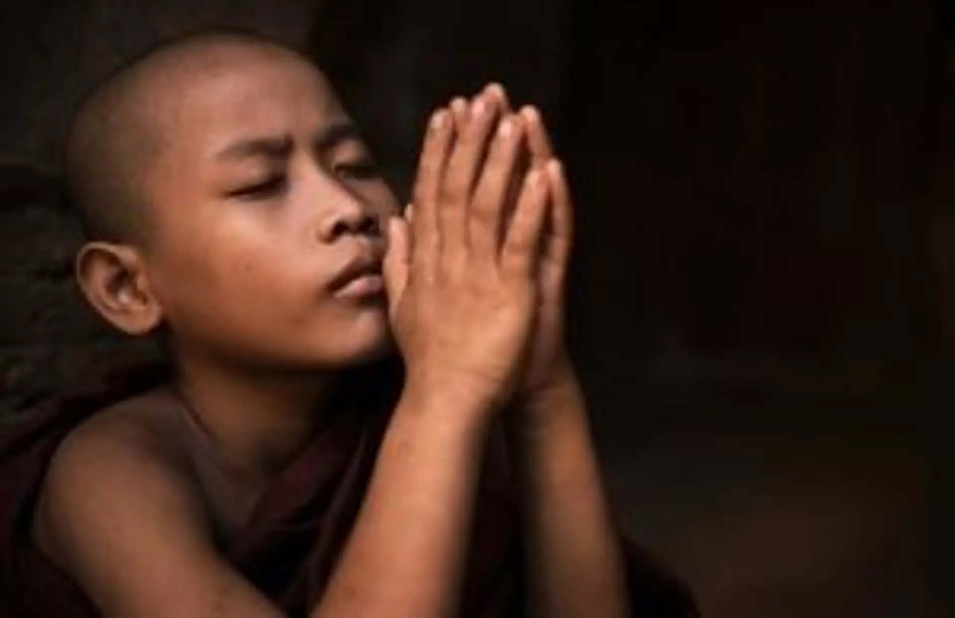 Voyage en Birmanie — Jeune moine bouddhiste en pleine méditation, symbole de la sérénité et spiritualité birmane.