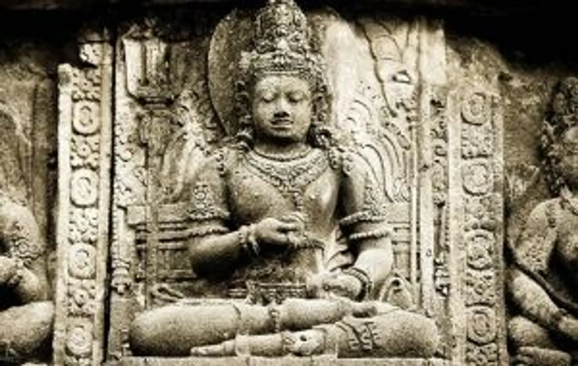 Voyage en Asie — Détail d'un bas-relief historique sculpté dans la pierre sur l'île de Java.