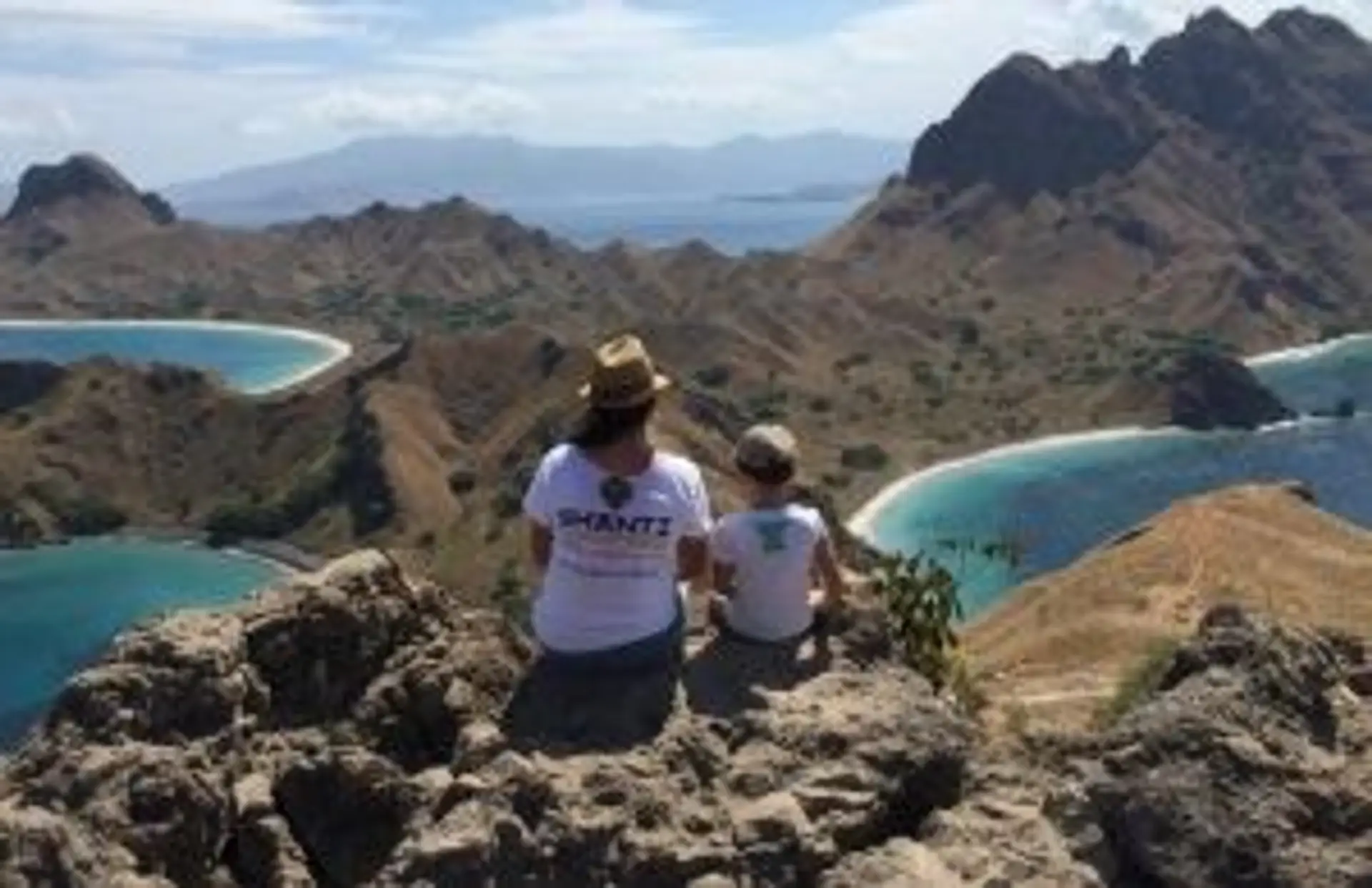 Voyager en Indonésie – Deux voyageurs contemplent les baies du Parc National de Komodo depuis un sommet à Padar.