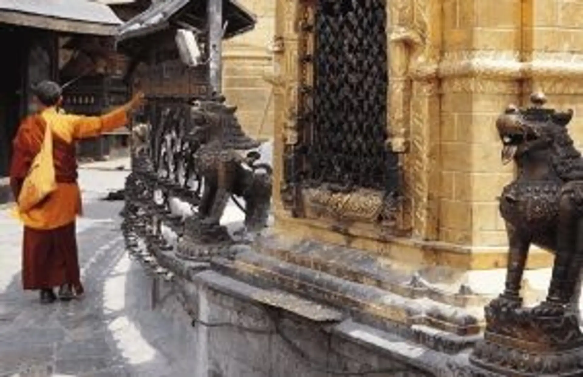 Voyage au Bhoutan — Moine bouddhiste faisant tourner des moulins à prières dans un temple, symbole de la sérénité bhoutanaise.