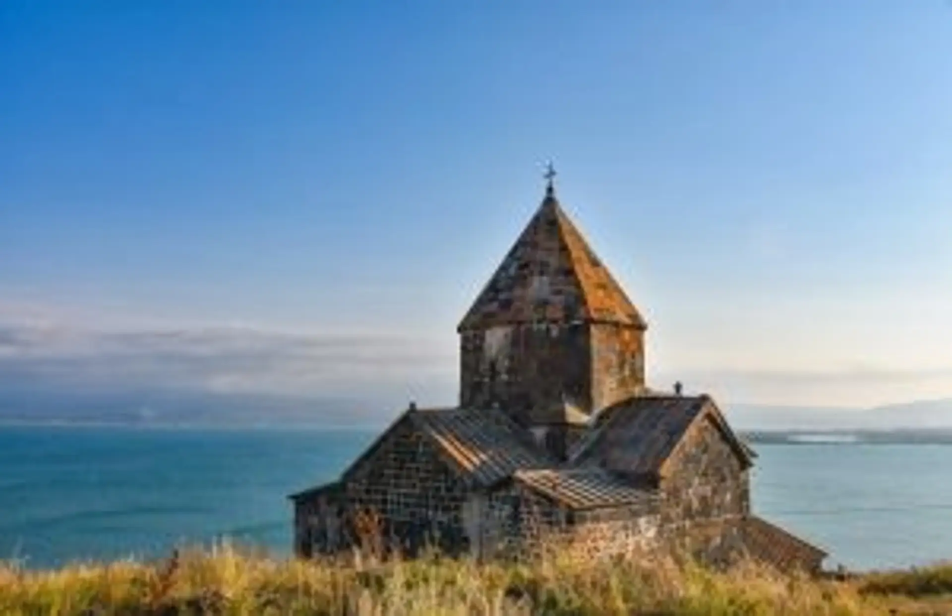 Monastère de Khor Virap face au mont Ararat enneigé en Arménie