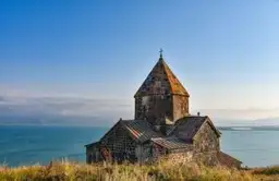 Monastère de Khor Virap face au mont Ararat enneigé en Arménie