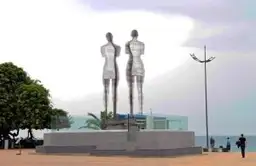 Voyage en Géorgie — Les statues mobiles Ali et Nino à Batumi, œuvre monumentale symbolisant l'union et l'histoire locale.