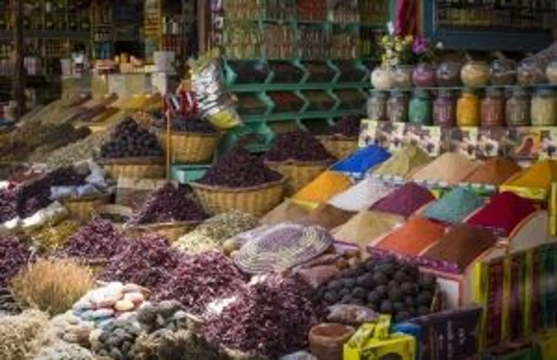 Voyage en Jordanie — Étals colorés d'épices, de thés et de produits locaux dans un souq traditionnel jordanien.