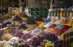Voyage en Jordanie — Étals colorés d'épices, de thés et de produits locaux dans un souq traditionnel jordanien.