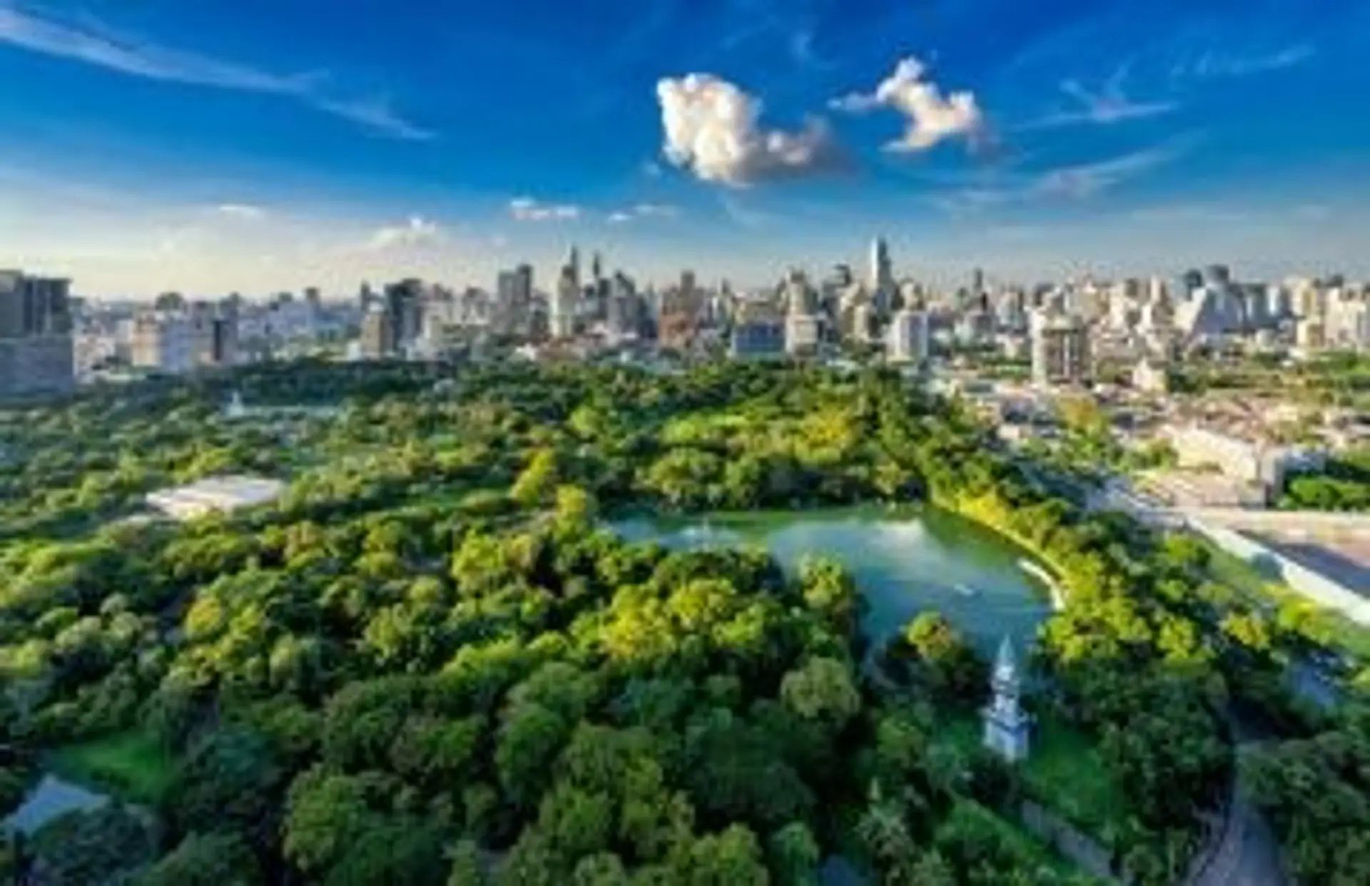 Détails architecturaux d'un temple bouddhiste traditionnel orné de dorures en Thaïlande
