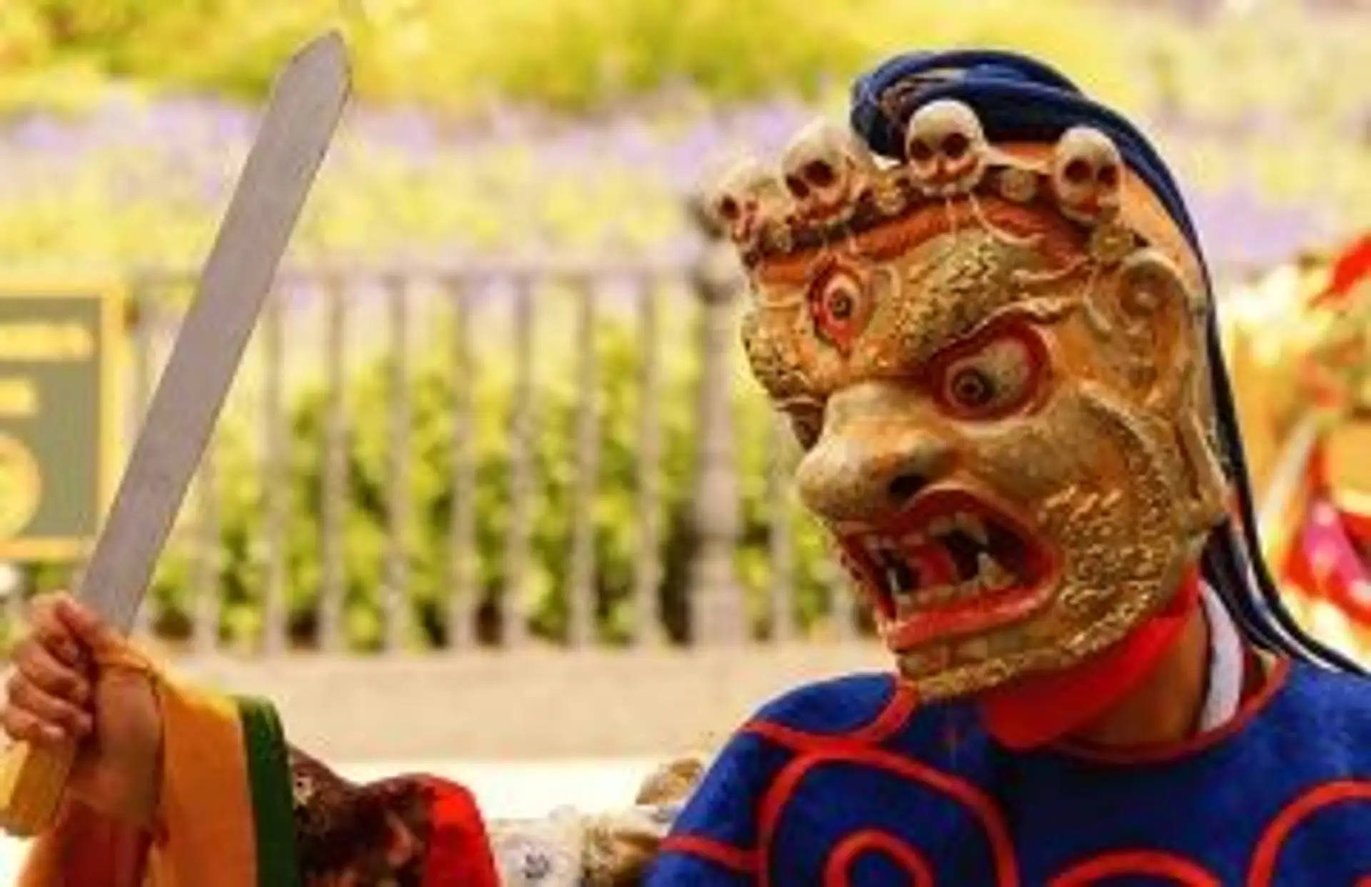 Danseur masqué lors d'un festival Tshechu traditionnel au Bhoutan