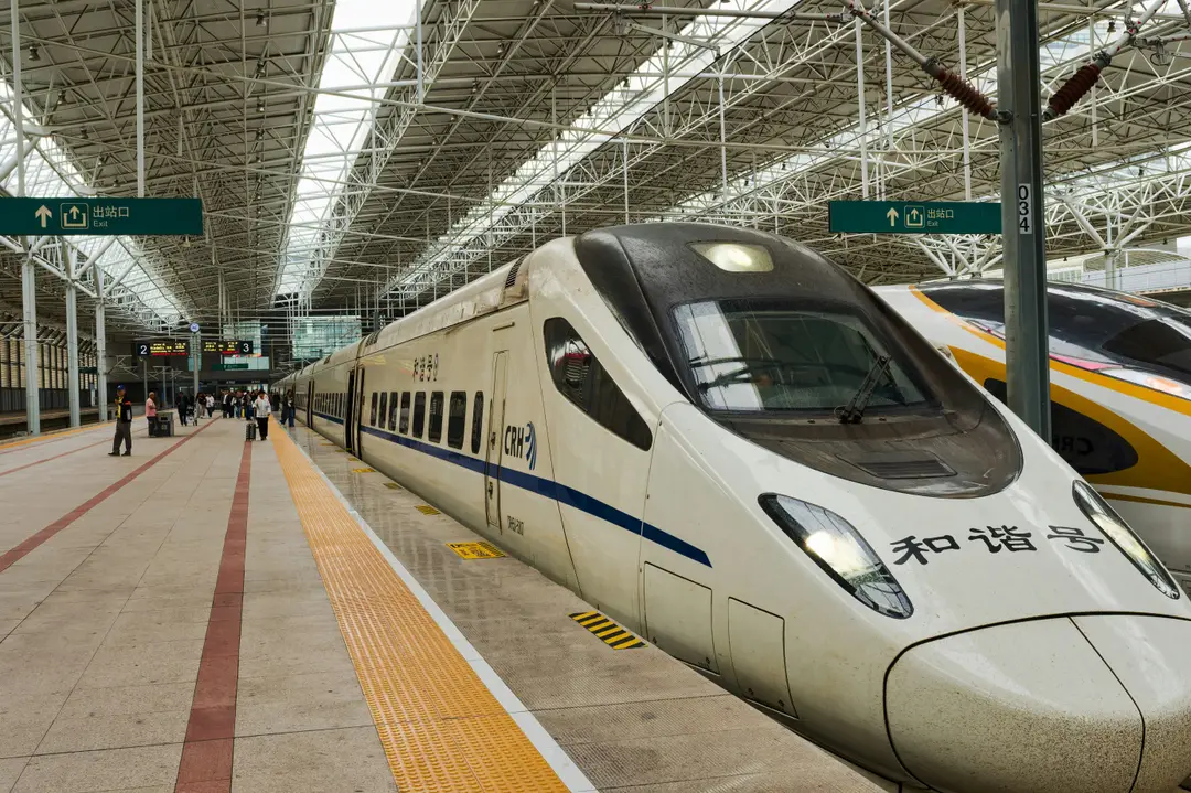 Voyager en train en Chine – Train à grande vitesse Hexie CRH stationné le long du quai dans une gare chinoise moderne.