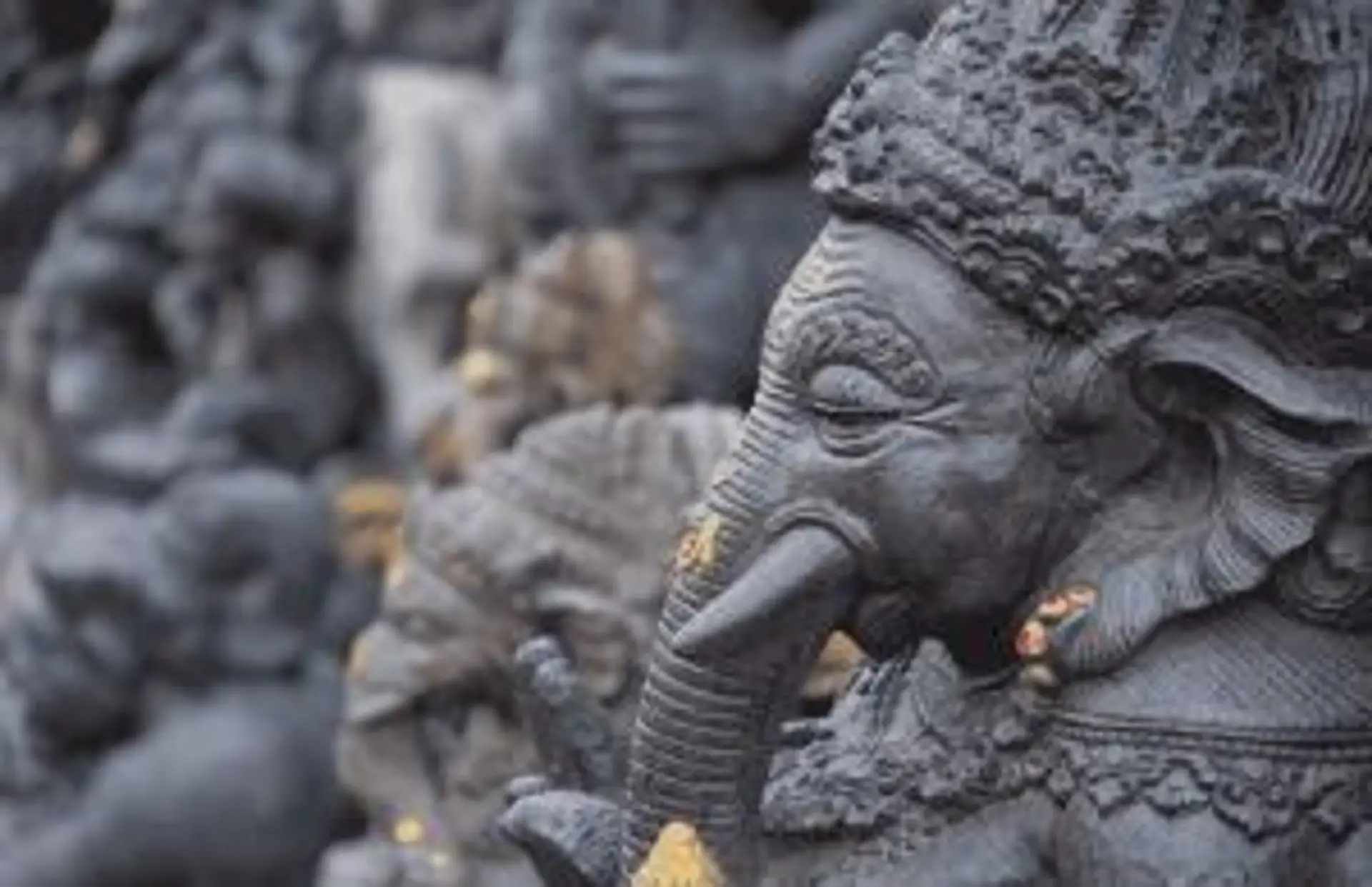 Sculpture détaillée d'une statue de Ganesh ornée de fleurs à Bali