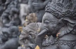 Sculpture détaillée d'une statue de Ganesh ornée de fleurs à Bali