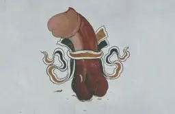 Alignement de moulins à prières en métal devant un mur de pierres au Bhoutan