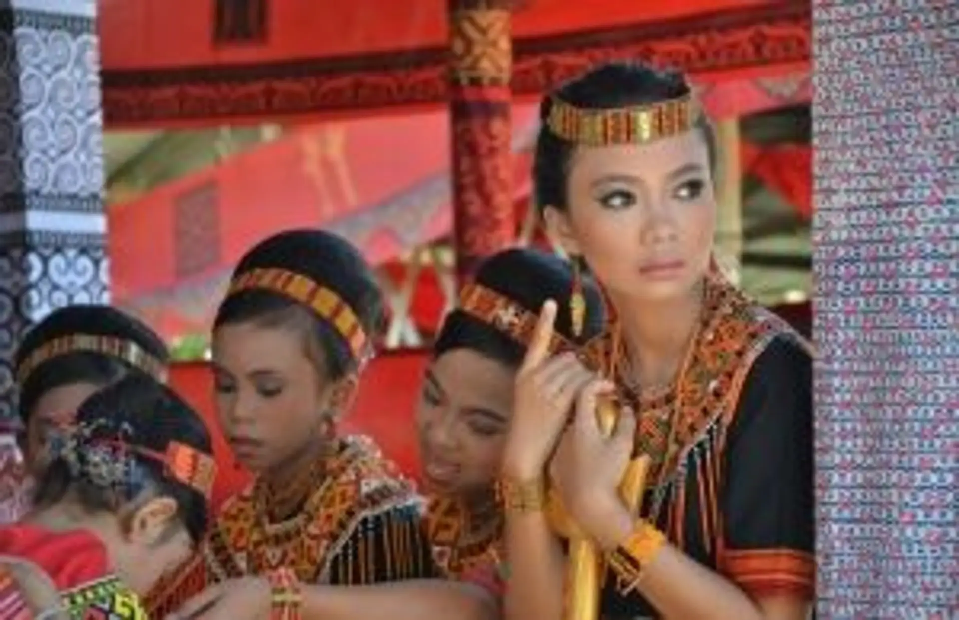 Voyage en Indonésie – Jeunes femmes en tenue traditionnelle lors d'une cérémonie culturelle, illustrant la diversité et la politesse locales.