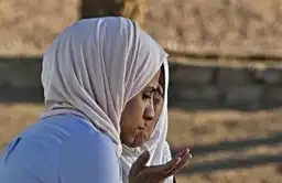 Voyage en Jordanie — Portrait de profil d'une femme portant un voile traditionnel clair en extérieur.