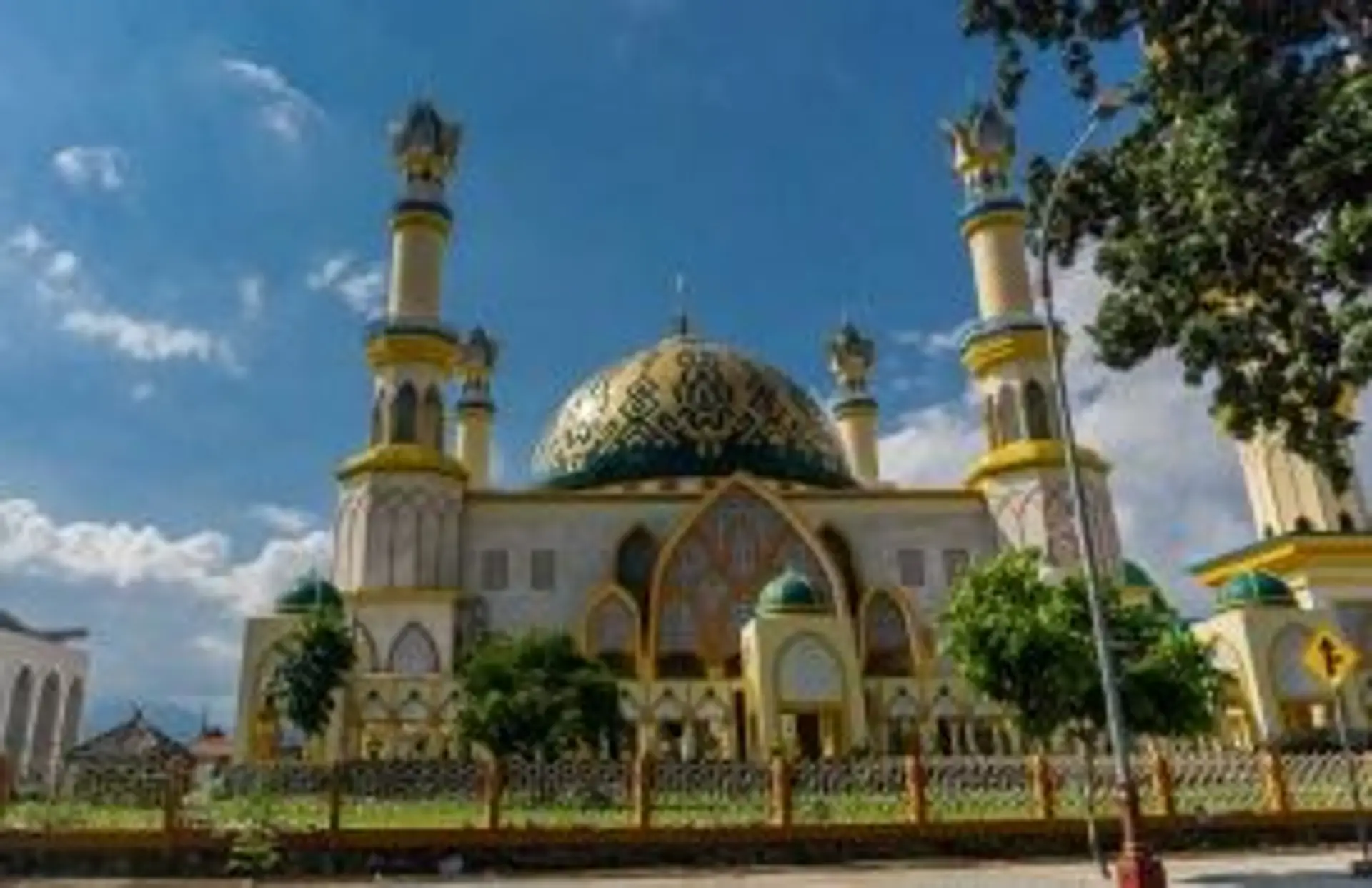Architecture imposante de la Grande Mosquée de Lombok sous un ciel bleu, témoignant de la culture locale en Indonésie.