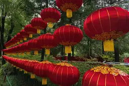 Guide voyage Chine – Alignée de grands lampions rouges chinois traditionnels suspendus lors des fêtes et célébrations.