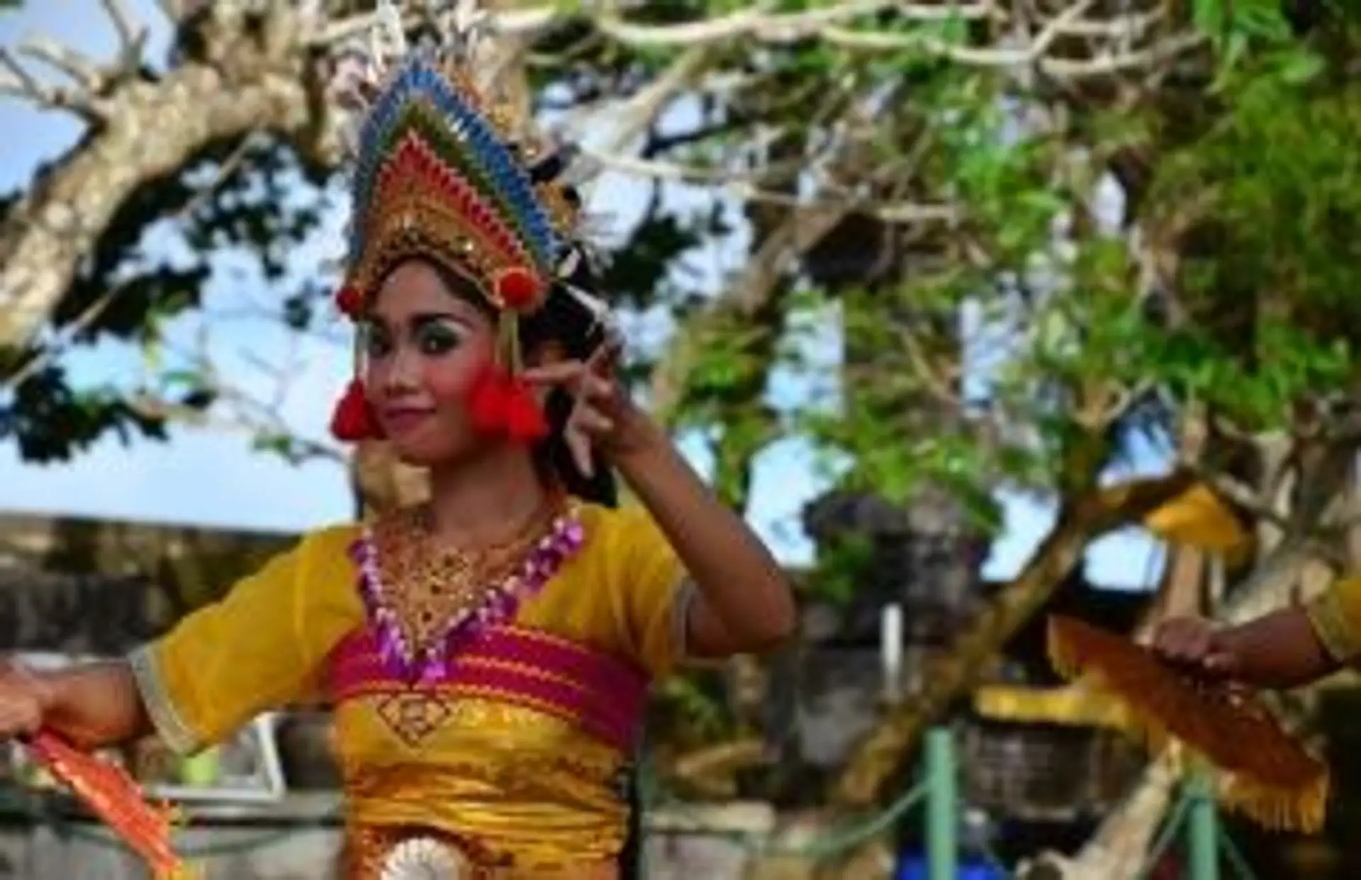 Festivals en Indonésie : danseur traditionnel balinais en costume de cérémonie lors d'une fête culturelle.