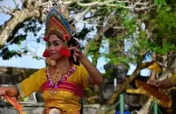 Festivals en Indonésie : danseur traditionnel balinais en costume de cérémonie lors d'une fête culturelle.