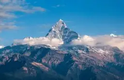Voyage au Népal — Le sommet emblématique du Machhapuchhre (Fish Tail) s'élevant au-dessus des nuages dans la chaîne de l'Himalaya.