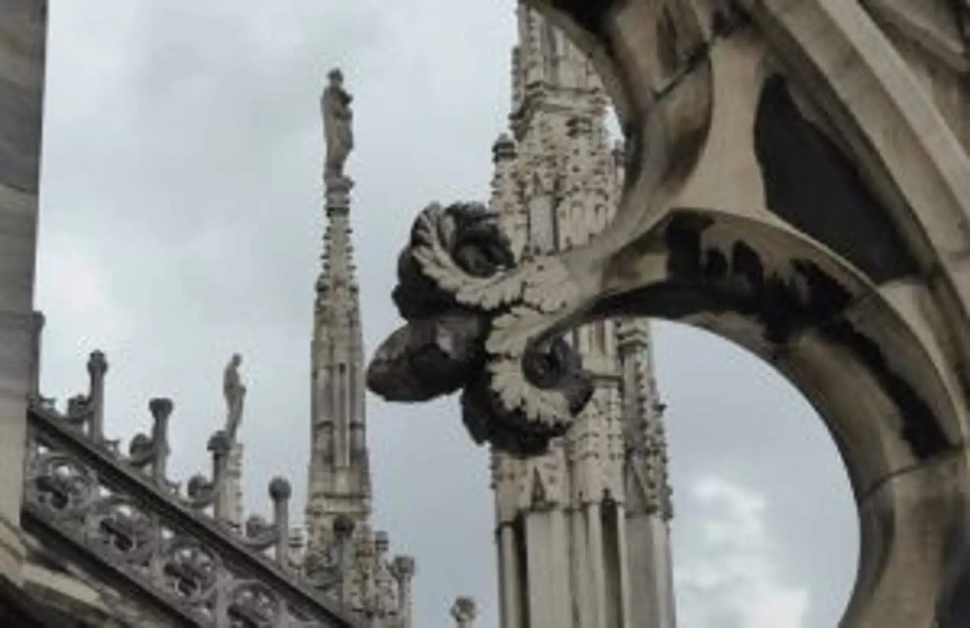 Détails sculptés d'un temple ancestral témoignant de la richesse du patrimoine historique et culturel de Bali.