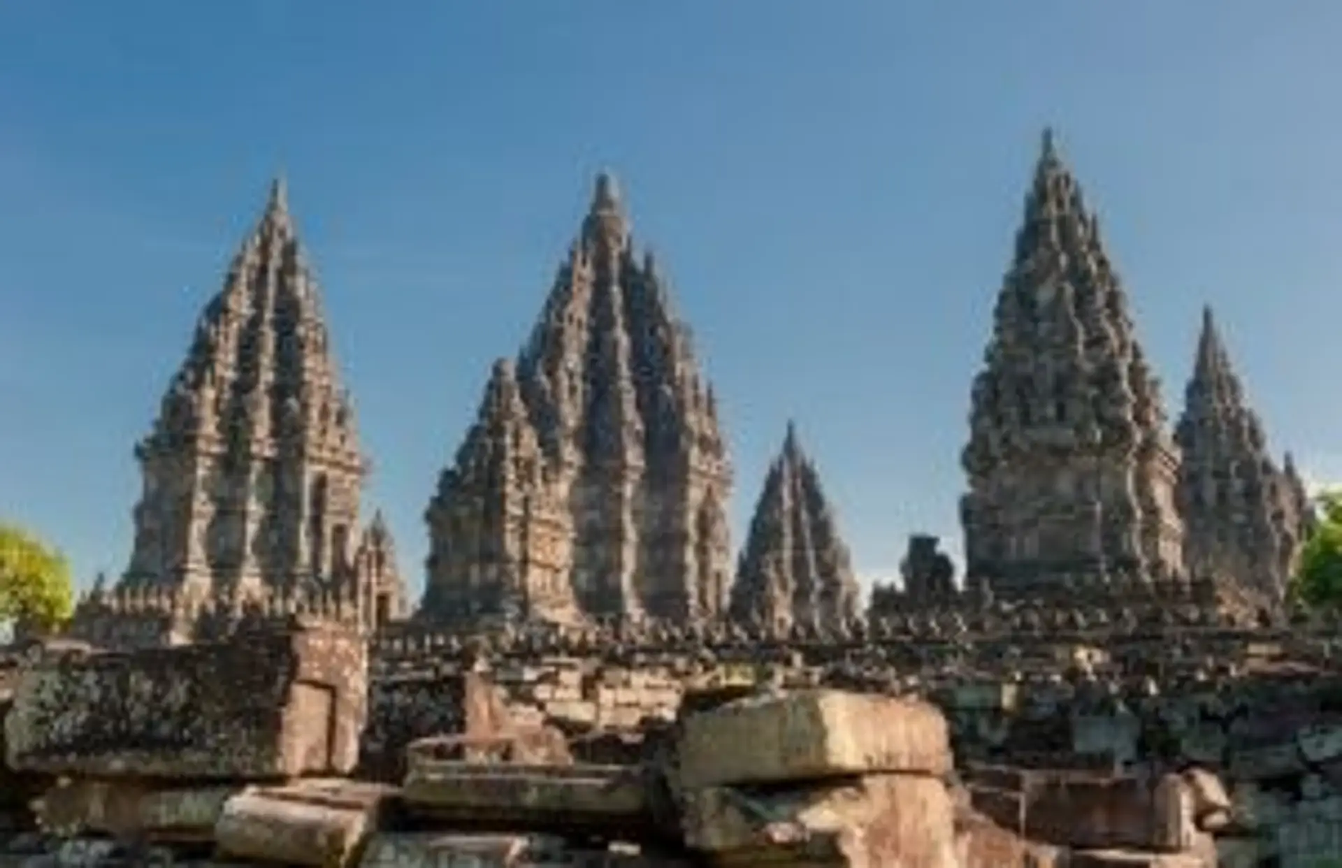 Histoire de l'Indonésie : les flèches sculptées du temple hindouiste de Prambanan à Java Central.