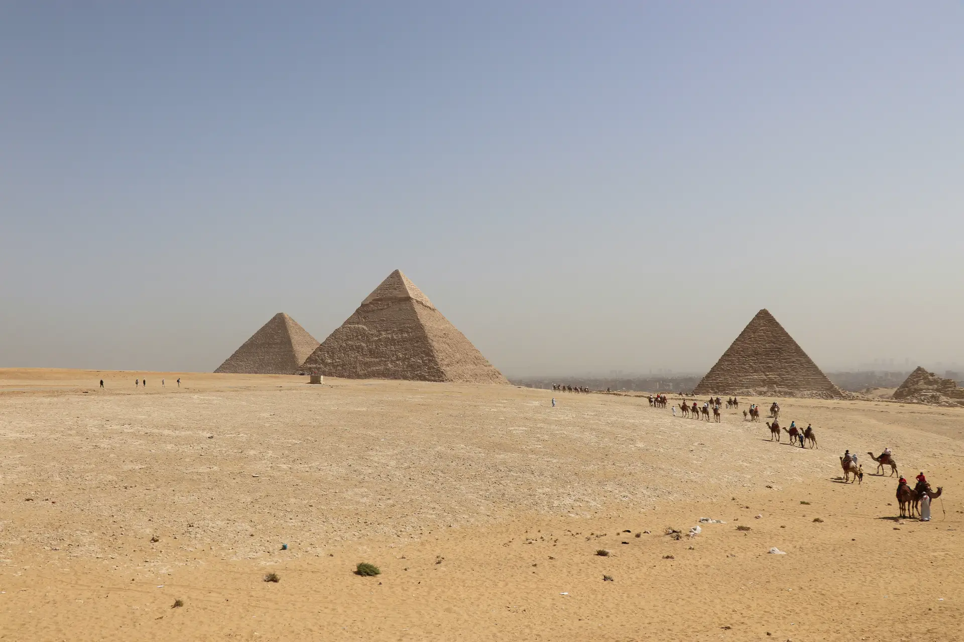 Voyage en Egypte - Pyramides de Gizeh et caravane de chameaux dans le désert