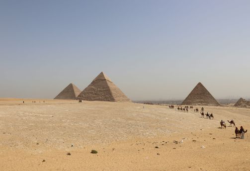 Voyage en Egypte - Pyramides de Gizeh et caravane de chameaux dans le désert