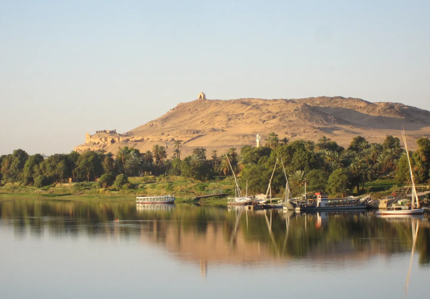 Voyage en Egypte - Bateaux à voile sur le Nil devant des dunes dorées